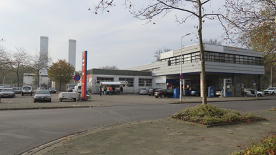 902128 Gezicht op tankstation 'haan Express' (Seinedreef 3) te Utrecht, vanaf de Gloriantdreef. Op de achtergrond links ...
